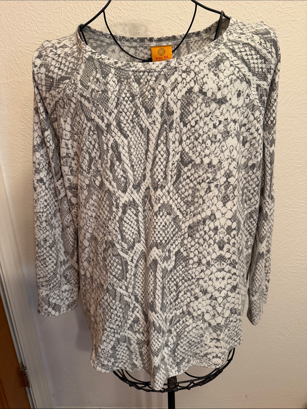🐍🐍🐍BOGOHO🐍🐍🐍Ruby Rd Snakeskin Print Long Sleeve Top - Gray & White-1X